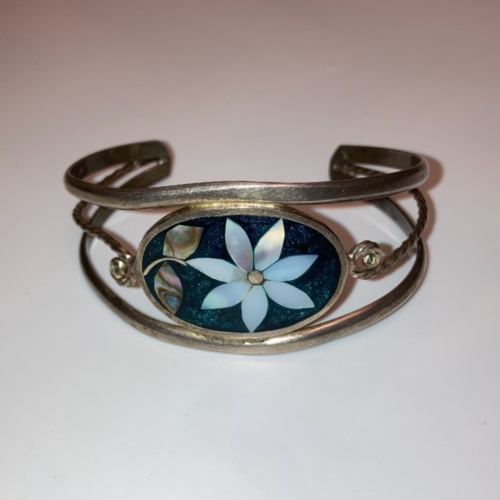 VINTAGE mother of pearl abalone flower silver cuff bracelet twist detail, Mexico